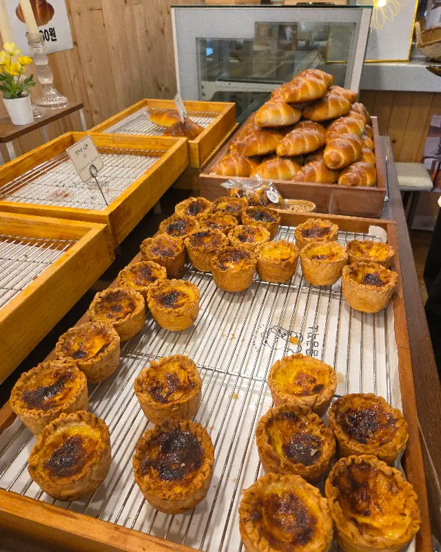 다양한 빵들이 진열된 쇼케이스