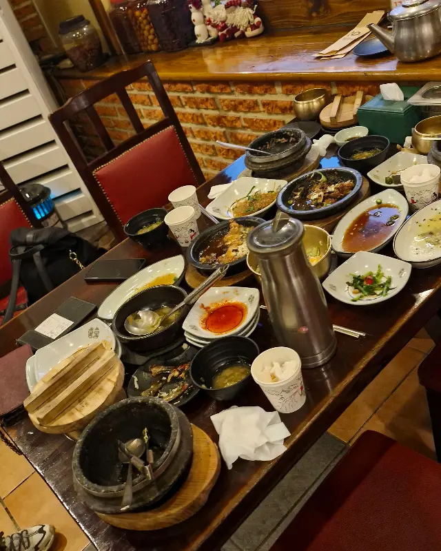 다양한 종류의 반찬들이 테이블을 가득 채운 모습