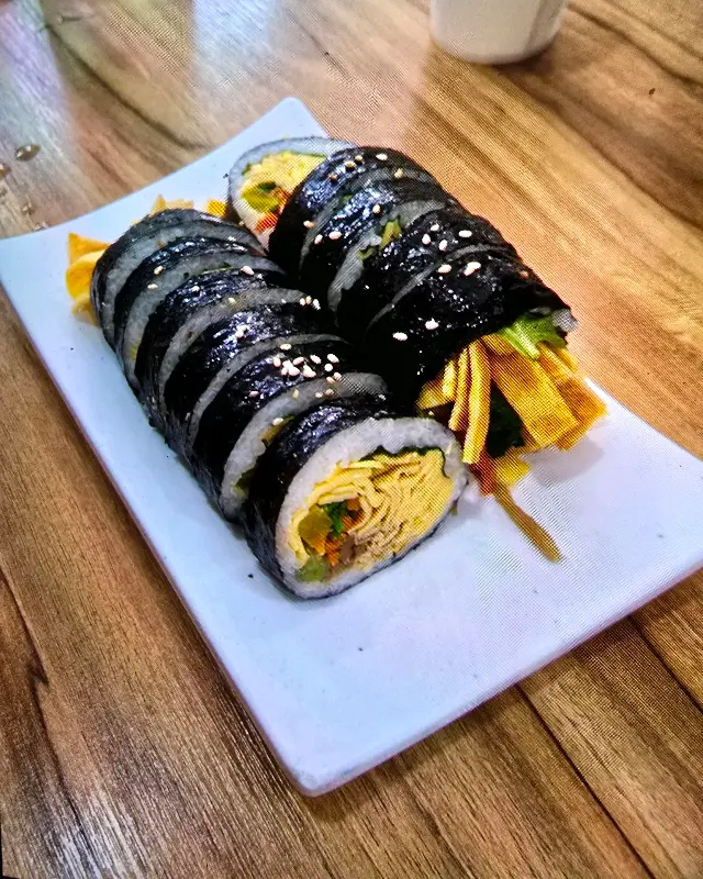 윤기가 흐르는 계란 김밥