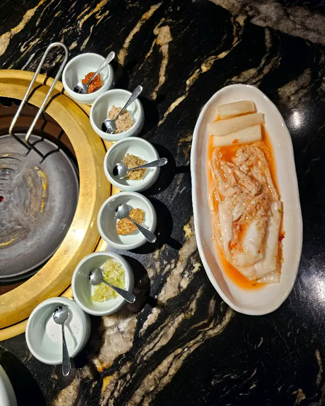 다양한 소스와 밑반찬