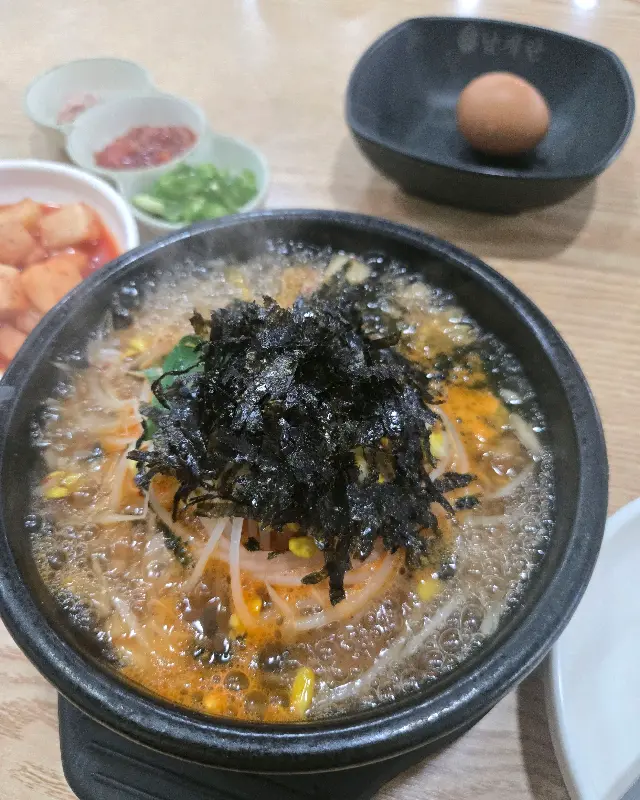 푸짐한 콩나물 국밥 한 상차림