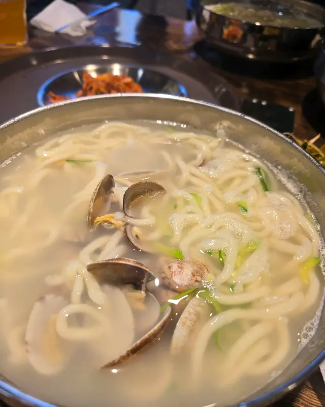 푸짐한 바지락 칼국수