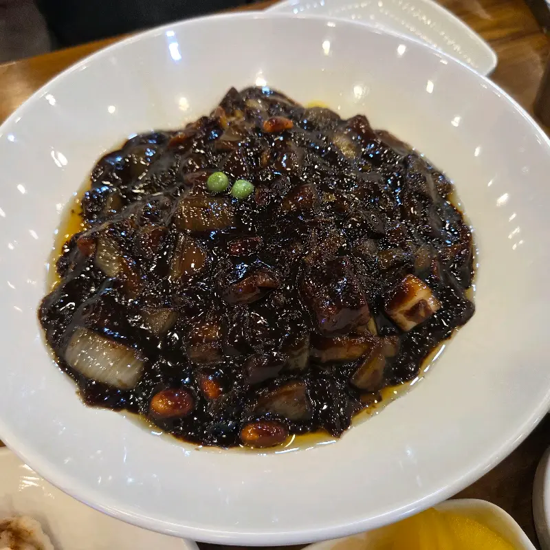 해물 쟁반짜장의 푸짐한 모습