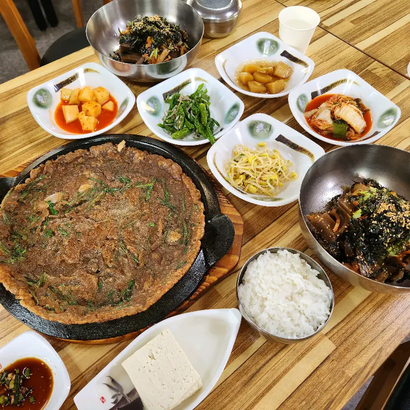 깔끔하고 정갈한 밑반찬들