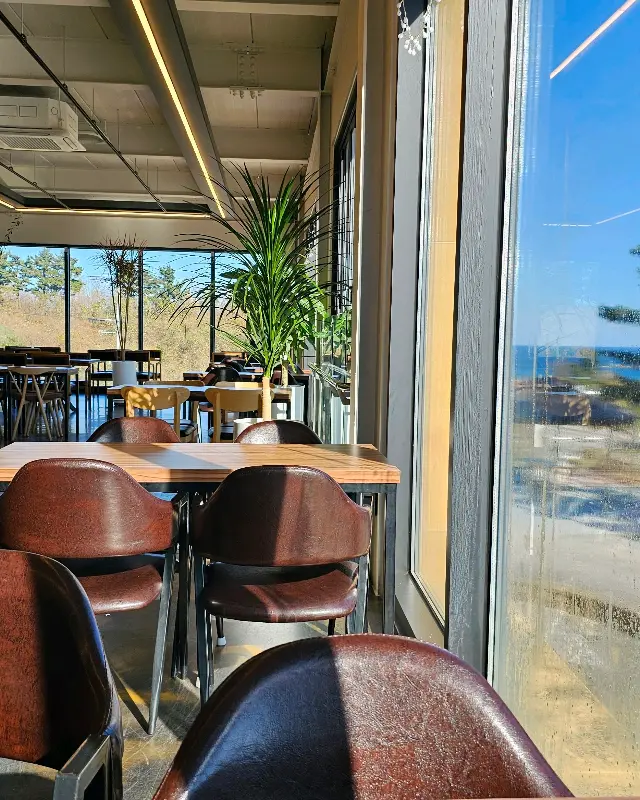 창밖으로 보이는 바다 풍경