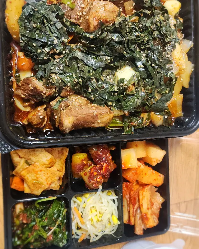 윤기가 자르르 흐르는 돼지갈비찜 포장