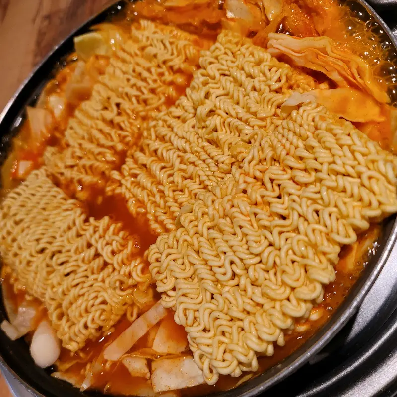 라면 사리가 듬뿍 들어간 떡볶이