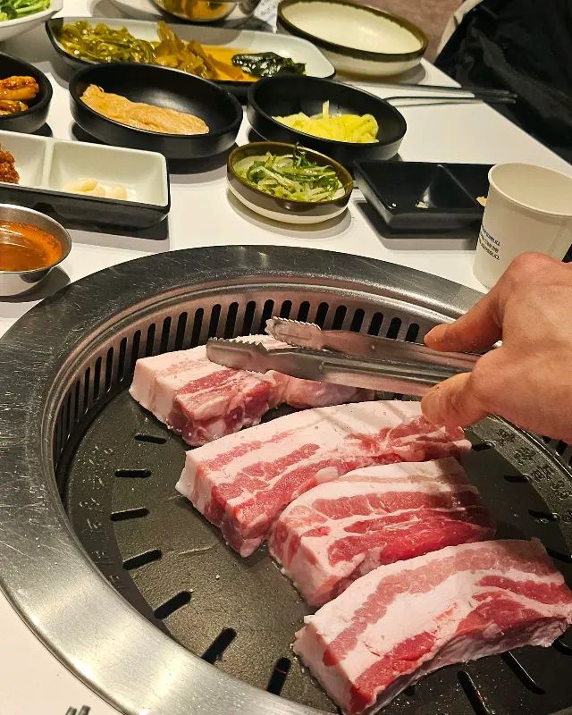 불판 위에서 익어가는 삼겹살