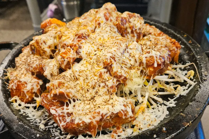 눈꽃처럼 뿌려진 치즈가 인상적인 등갈비