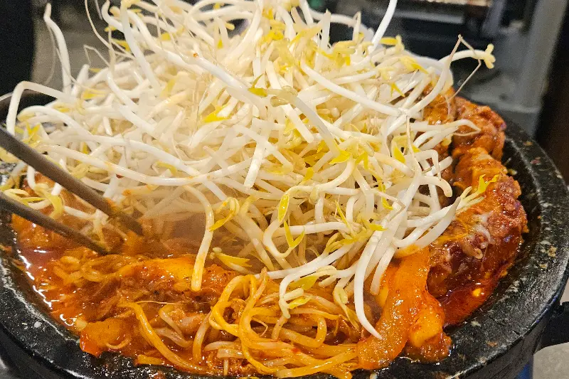 푸짐하게 쌓인 숙주가 식감을 자극하는 등갈비