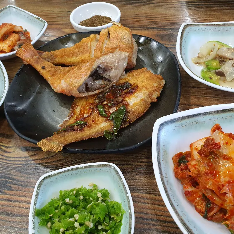 가자미 구이와 밑반찬들