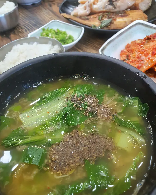 얼갈이 배추가 듬뿍 들어간 맑은 추어탕