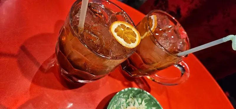 기본 안주로 제공된 양배추 샐러드와 닭 껍질 튀김이 소복하게 담겨 나왔다. 양배추 샐러드는 마요네즈 소스가 듬뿍 뿌려져 있었고, 닭 껍질 튀김은 윤기가 자르르 흘렀다.