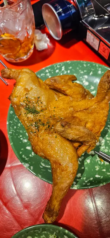 접시에 담긴 통닭은 겉은 바삭하고 속은 촉촉해 보였다. 닭 껍질은 노릇하게 구워져 윤기가 자르르 흘렀고, 튀김옷은 바삭해 보였다.