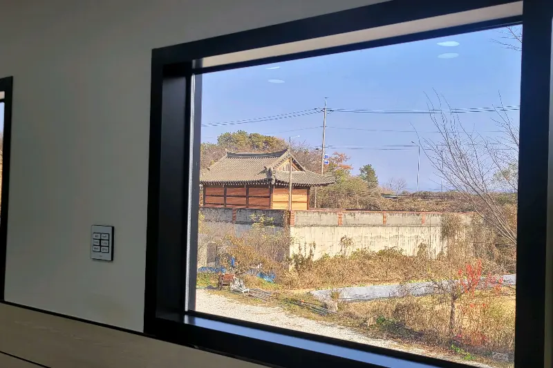 통유리창 밖으로 보이는 아름다운 풍경