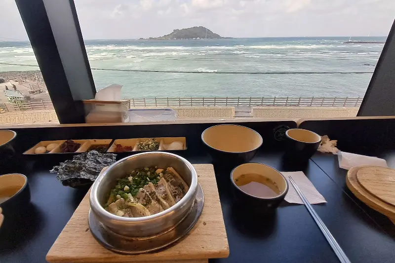 식당 내부에서 바라본 협재 해수욕장 뷰