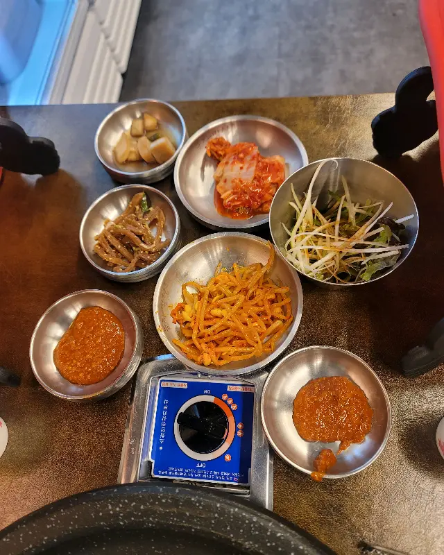 다양한 소스와 곁들임 반찬
