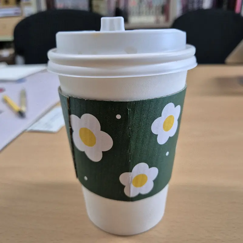 꽃무늬 컵홀더가 인상적인 테이크 아웃 컵