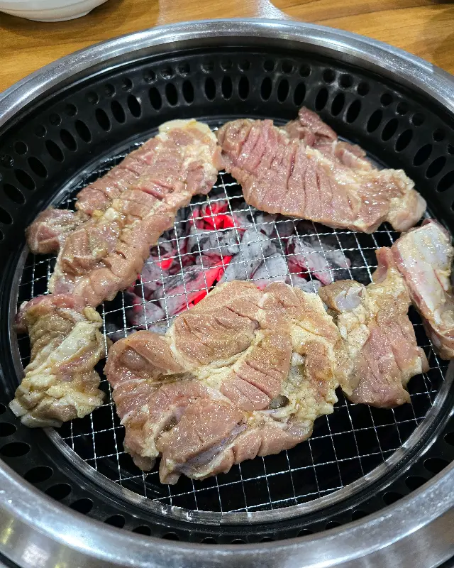 숯불 위에서 맛있게 구워지는 돼지갈비