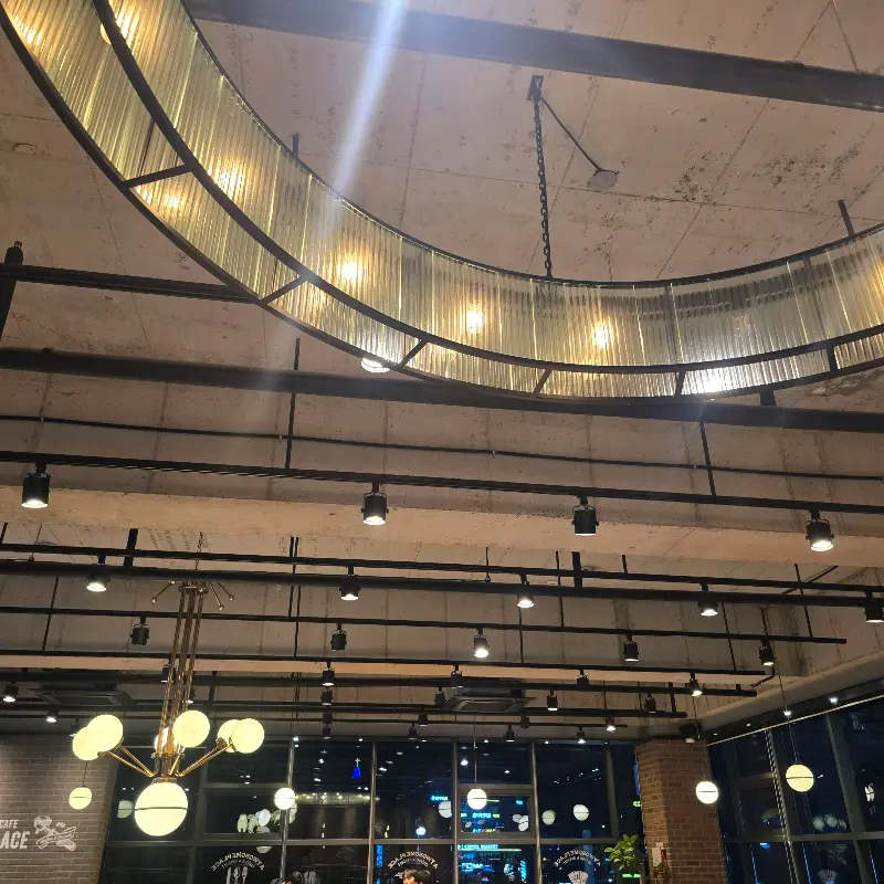 투썸플레이스 창원중동점 천장 조명