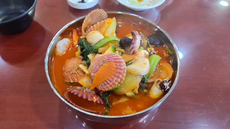 푸짐한 해산물이 인상적인 삼선짬뽕