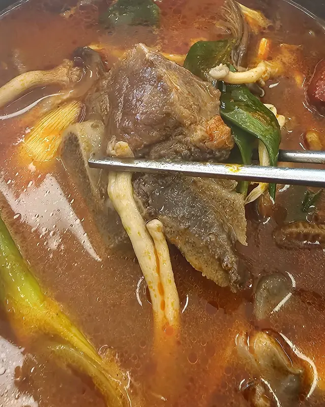 젓가락을 멈출 수 없는 우신전골의 비주얼