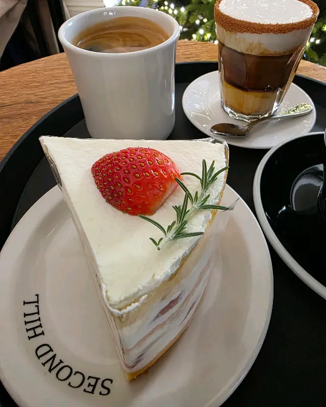 딸기 케이크와 커피