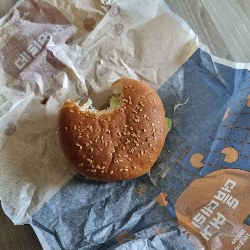 한 입 베어 문 데리버거