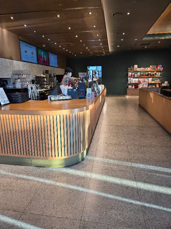 스타벅스 군산조촌DT점 내부 모습
