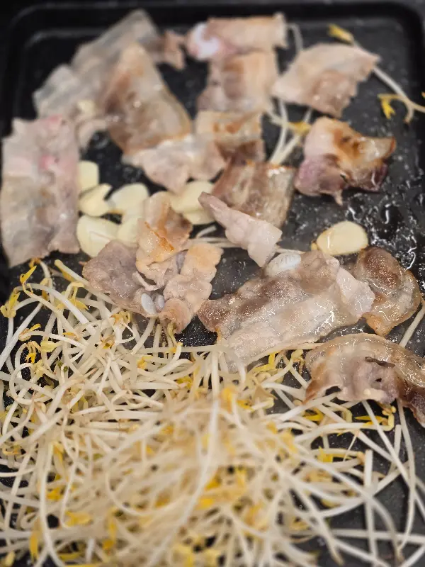 불판 위에서 지글지글 익어가는 대패삼겹살