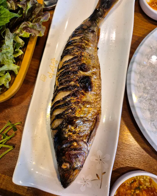 윤기가 흐르는 꽁치구이