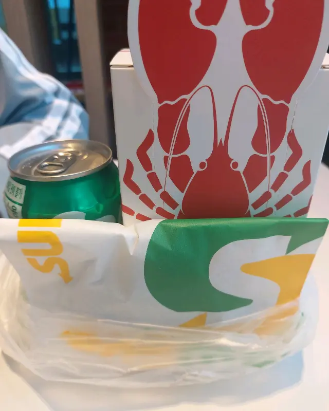 음료와 함께 포장된 샌드위치