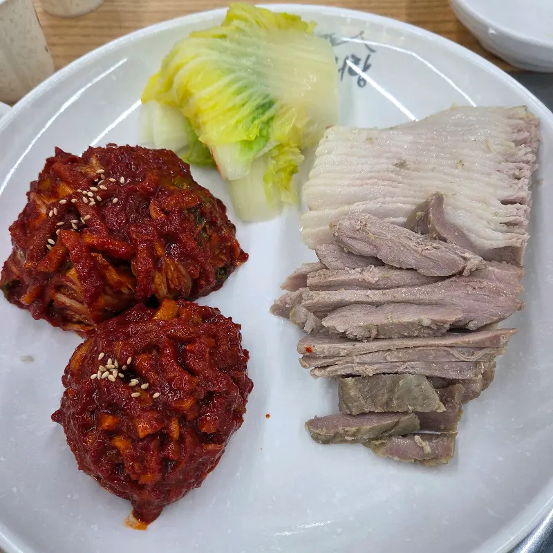 윤기가 흐르는 가브리살 수육과 김치의 조화