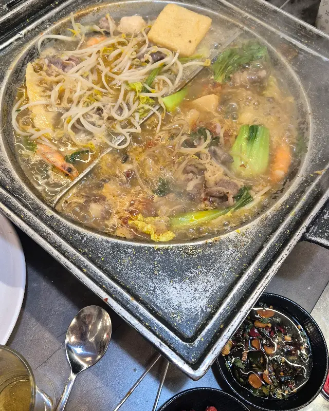 훠궈에 푸짐하게 담긴 재료들