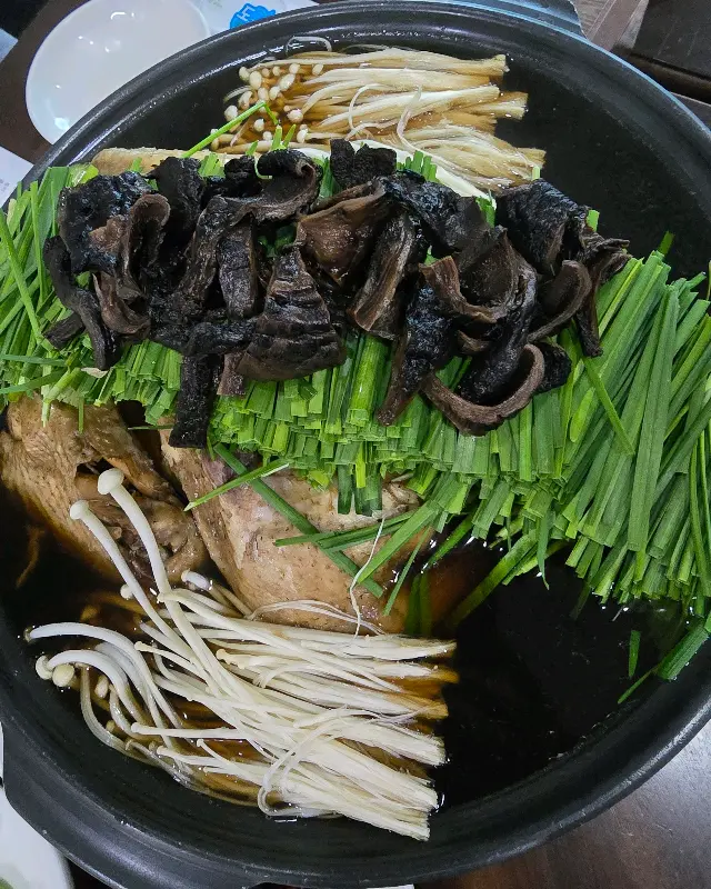 푸짐하게 담겨 나온 능이 오리 백숙