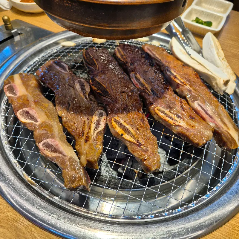 숯불 위에서 노릇하게 구워진 갈비