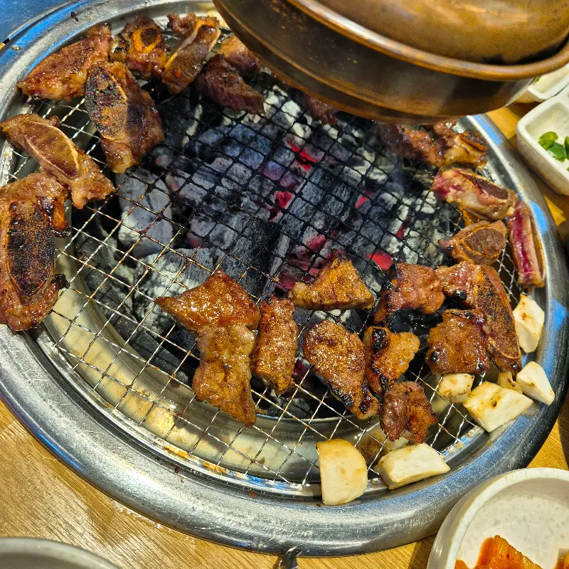숯불 위에서 맛있게 구워진 갈비