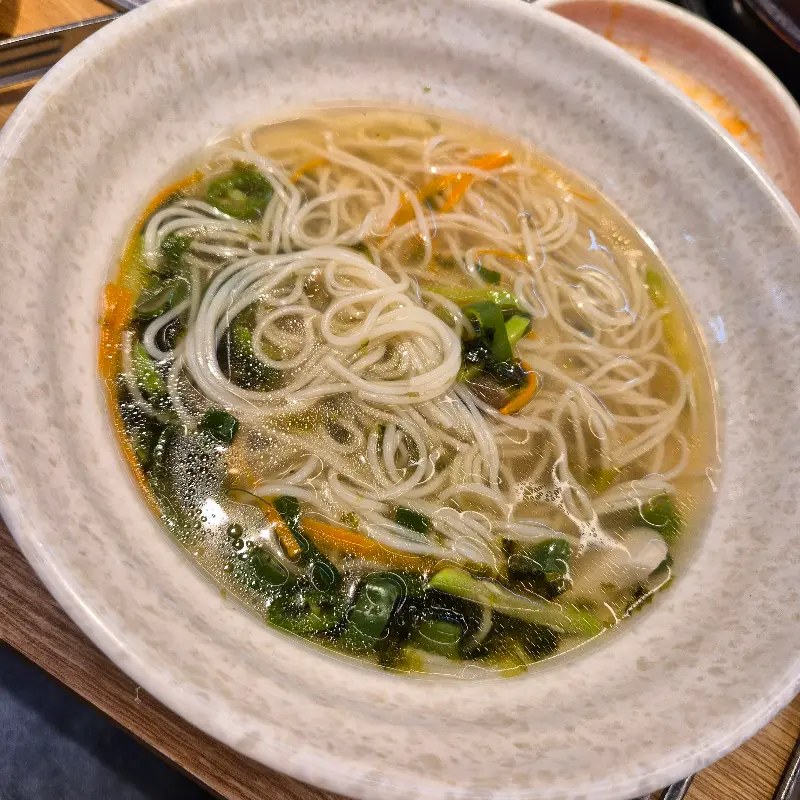 시원한 멸치 육수 소면의 모습