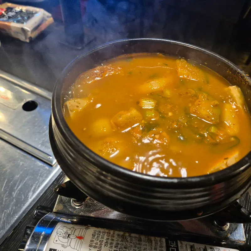 뚝배기에 담긴 순두부찌개