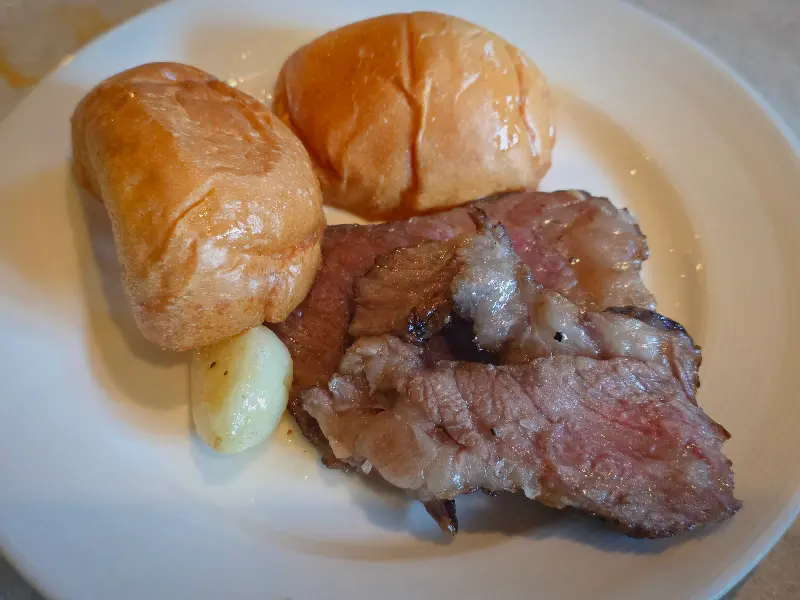 더파티의 스테이크와 빵