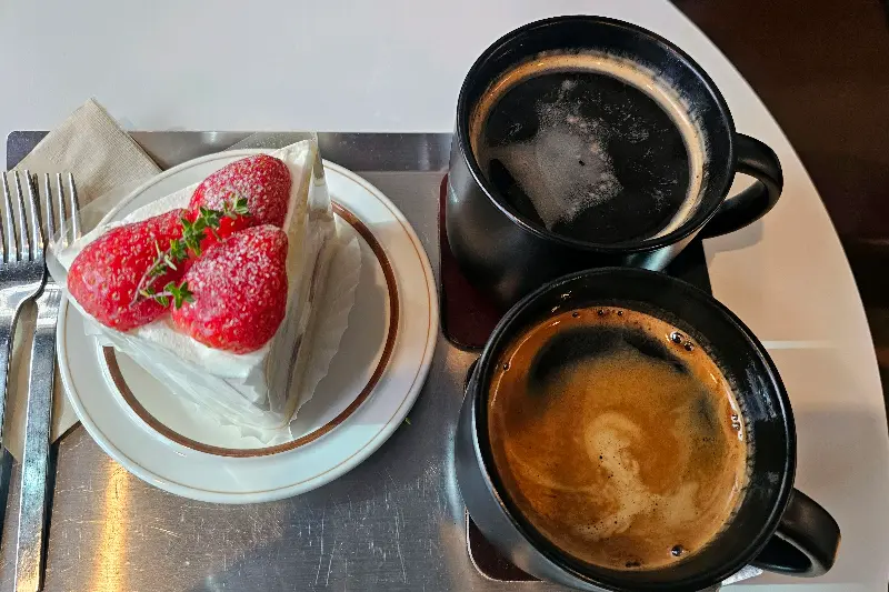 커피와 딸기 케이크