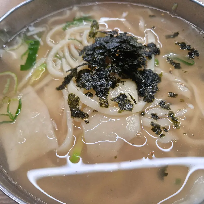 윤기가 흐르는 칼제비