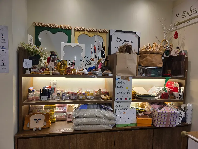 아기자기한 소품들이 가득한 가게 내부