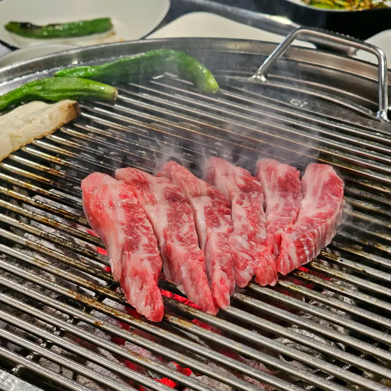 숯불 위에서 익어가는 소고기