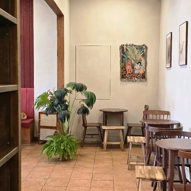 아늑한 분위기의 테이블 좌석