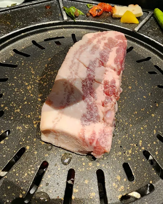 숯불 위에서 맛있게 구워지는 삼겹살
