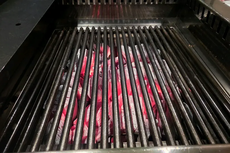 숯불이 준비된 테이블