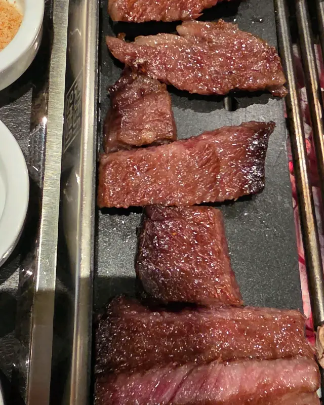 고기를 굽는 모습