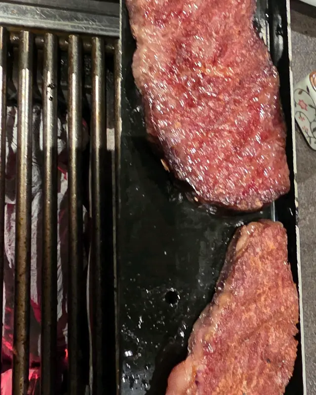 숯불 위에 구워지는 고기