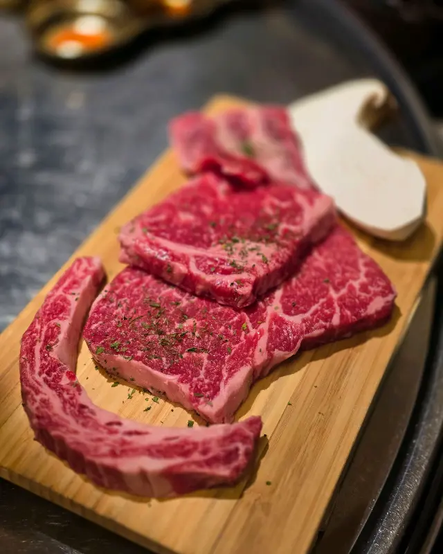 불판 위에서 노릇하게 구워지는 생갈비